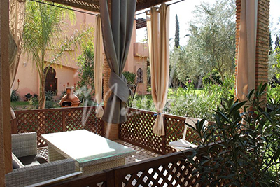 Pavillon à la vente dans un domaine avec piscine