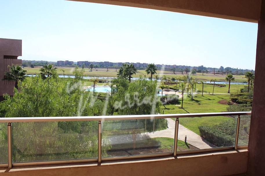Appartement 2 chambres vide à la location sur golf avec vue sur lac et piscine-1