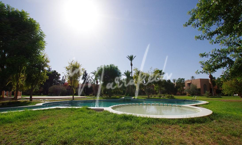 Pavillon à la vente dans un domaine avec piscine-1