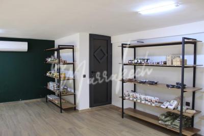 Magnifique magasin à louer sur targa avec pas de porte