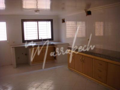 Belle villa avec un jardin à louer sur la route de casablanca